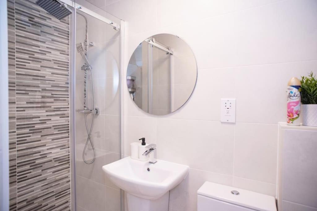 Walnut Luxurious 2-Bedroom With Ensuite - Parking, Netflix, Wifi - Close To Oxford, Bicester & Blenheim Palace Kidlington Exterior foto